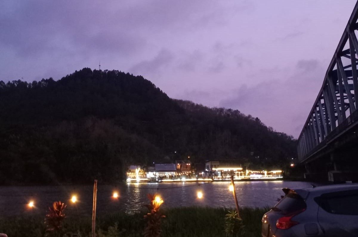 Senja di Tepi Sungai Serayu: Santapan yang Menggugah Jiwa di Cilacap